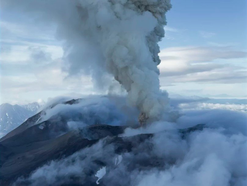 Volcán ruso entra en erupción días después de un potente terremoto en la región
